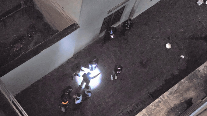 一名58歲男子昨晚疑受賭債所困，在九龍城廣場天台停車場將7歲兒子掟落樓，之後再跳樓自殺。資料圖片