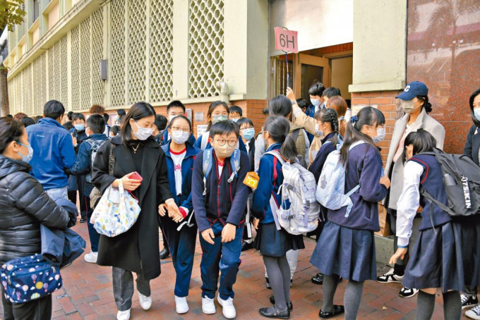 本港爆发第五波疫情，政府宣布小学及幼稚园须周五或之前暂停面授课堂。