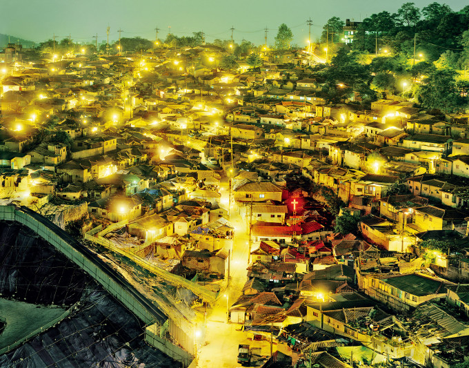 安世權的《月谷洞中消逝的光芒》，展示首爾繁華景象。