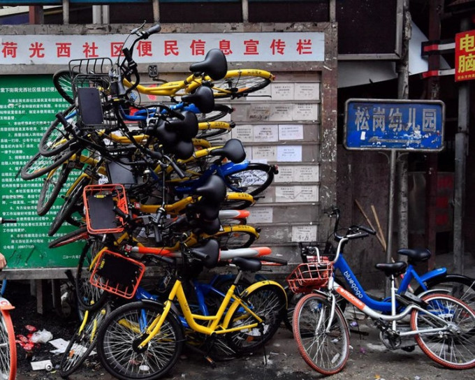 城中村街道堆放著大量共享单车。图：腾讯