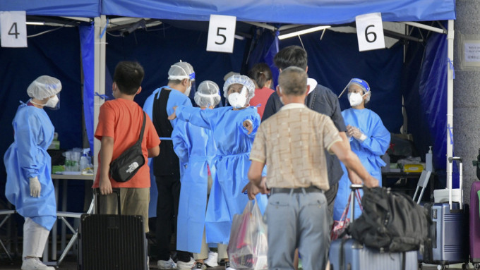 本港新增4954宗新冠病毒確診多7名患者離世。資料圖片