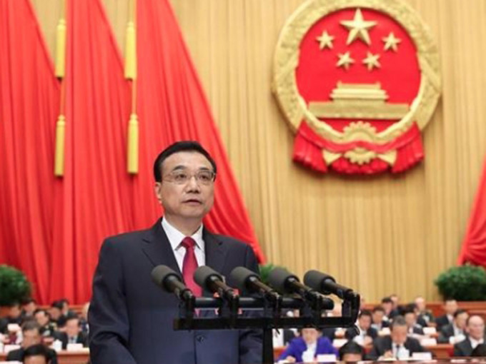 總理李克強發表政府工作報告，表示過去五年來，中國經濟實力躍上新台階。（新華網）