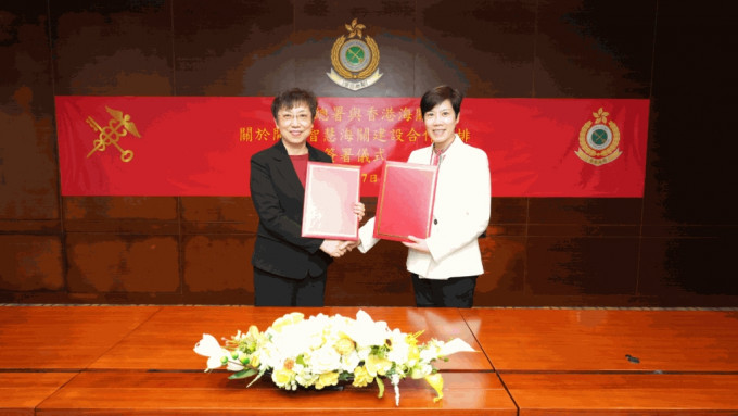海關關長何珮珊（右）與國家海關總署副署長呂偉紅（左）在香港海關總部大樓簽署《海關總署與香港海關關於開展智慧海關建設合作安排》。