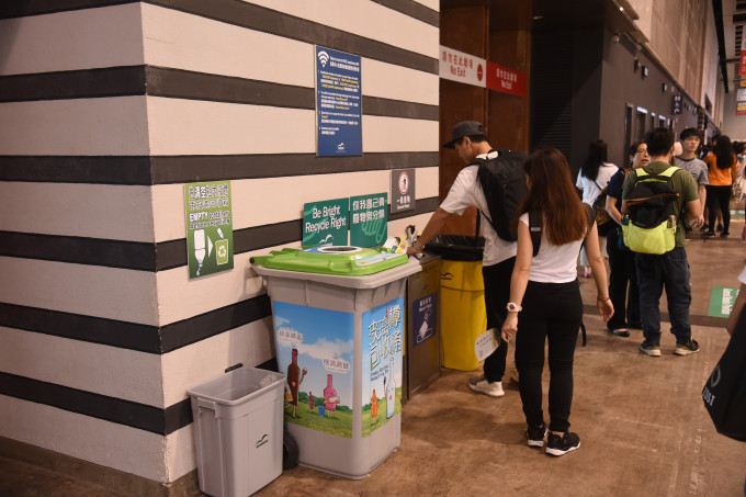 书展场馆内设有多个废物回收箱，方便入场人士为环保献一分力。