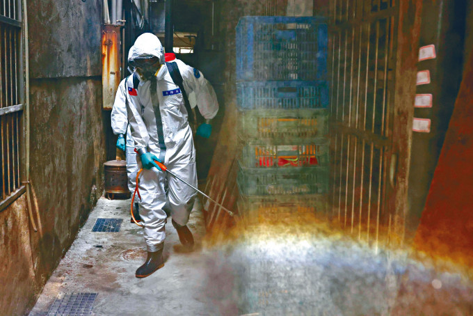 ■台軍化學兵在新北市街道內消毒。