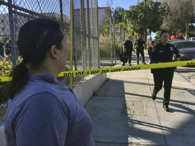 洛杉矶西湖区的卡斯楚中学爆发枪击案，警方一度封锁现场。(图：AP)