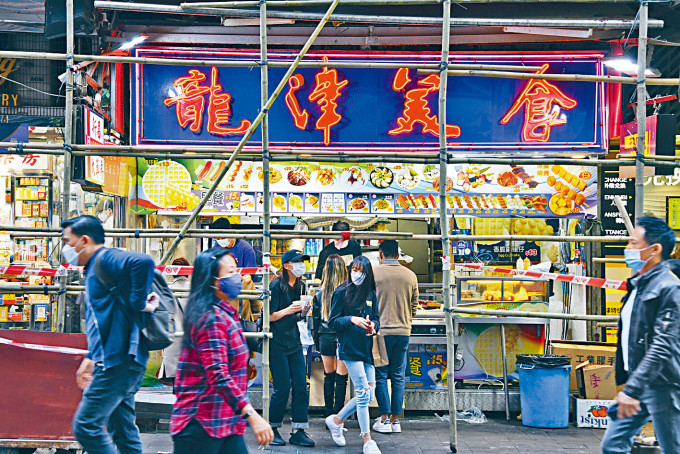 ■龙津小食店于多区有分店，老板指旗下民生区铺位疫下仍维持约八成生意额。