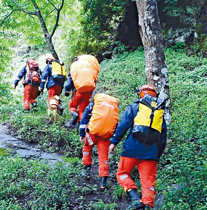 搜救人员在苍山寻找失踪者。