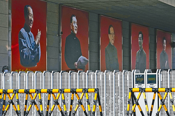 历任中国最高领导人肖像，在北京的一个军营里展出。
