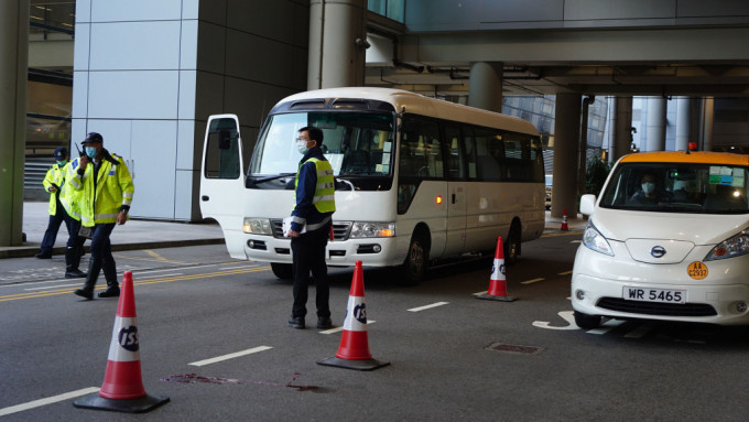 一辆小巴在机场一号客运站对开的巴士站撞到一名女子。