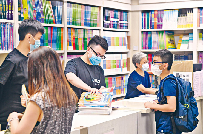 不少中一新生在注册后，与家长到书局购买教科书。