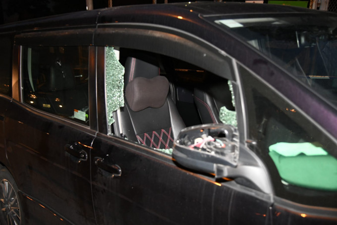 玻璃车窗被扑爆。