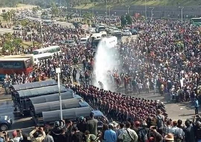 在緬甸首都內比都，警察出動水炮車驅散示威者。網圖