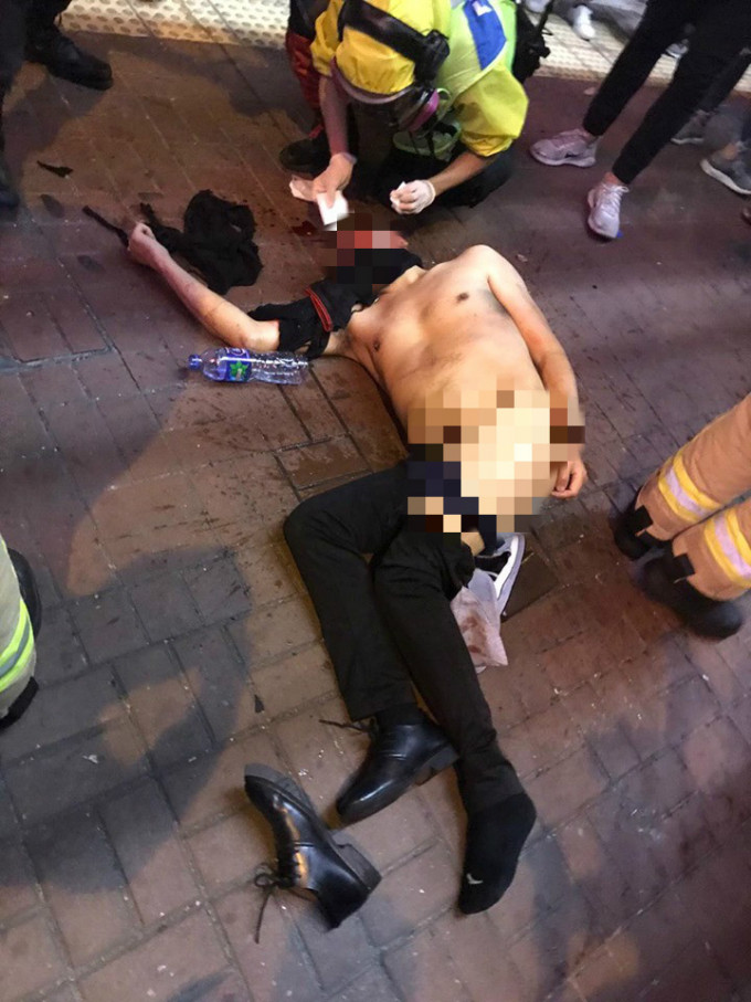 一名男子被毆打倒地。網上圖片