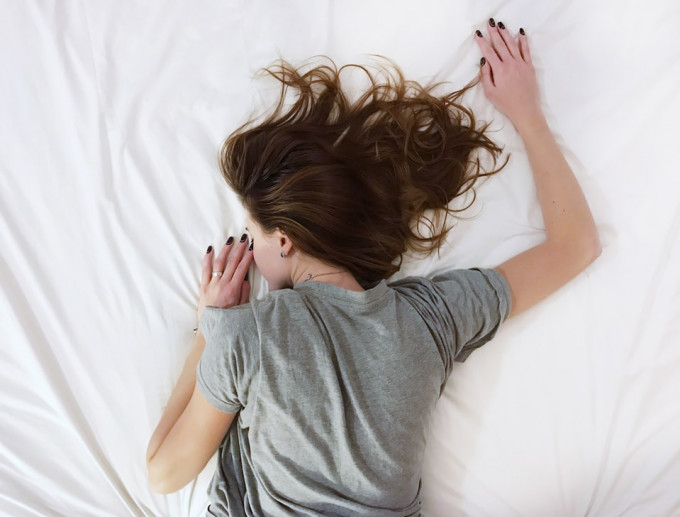 多項研究發現，每天睡眠超過九小時以上或四小時以下都會影響大腦。unsplash圖片