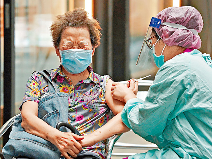 台灣民眾接種阿斯利康疫苗。　