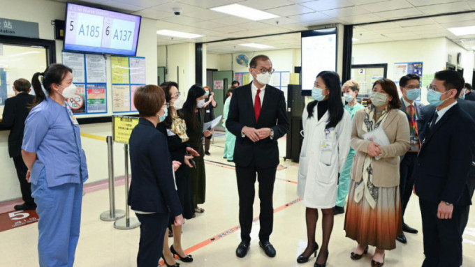 本港与内地全面通关当日，卢宠茂曾到东区医院视察情况。资料图片