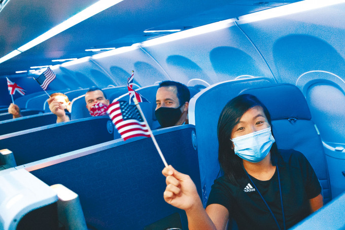 ■美國捷藍航空公司一班客機八月由紐約飛往倫敦，乘客佩戴口罩防疫。