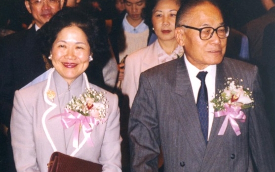 陳方安生（左）在1995年與時任醫管局主席鍾士元出席活動。資料圖片
