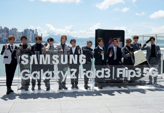 ●为迎合Galaxy Z系列即将掀起的摺芒手机新世代，Samsung邀得人气天团MIRROR十二位成员任Galaxy Z Fold3 5G及Galaxy Z Flip3 5G的代言人，旋即成为手机界热话。