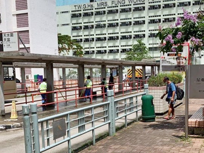 清潔人員在瀝源巴士總站附近消毒清潔。區議員李志宏fb圖片