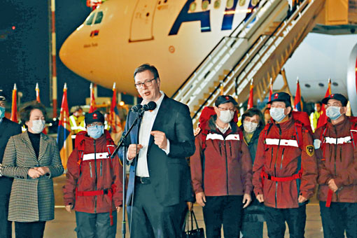 ■塞爾維亞總統武契奇（前），在機場歡迎中國醫療專家組。