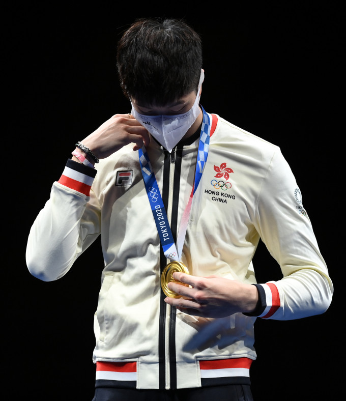 张家朗在东京奥运会男子花剑个人赛中为香港代表团赢得今届奥运会首面金牌。新华社图片
