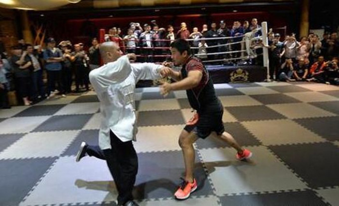 徐晓东(右)曾20秒KO太极拳师，引起哄动。资料图片