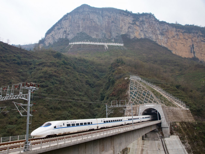 成貴高鐵即將全線通車。（新華社）