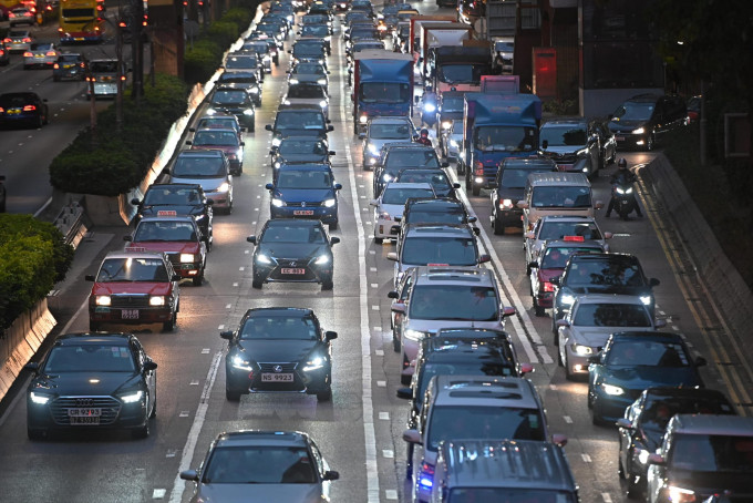 陈茂波指政府有需要解决交通挤塞问题。