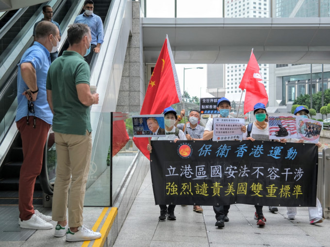 「保衛香港運動」拉起橫額到美國駐港總領事館抗議。