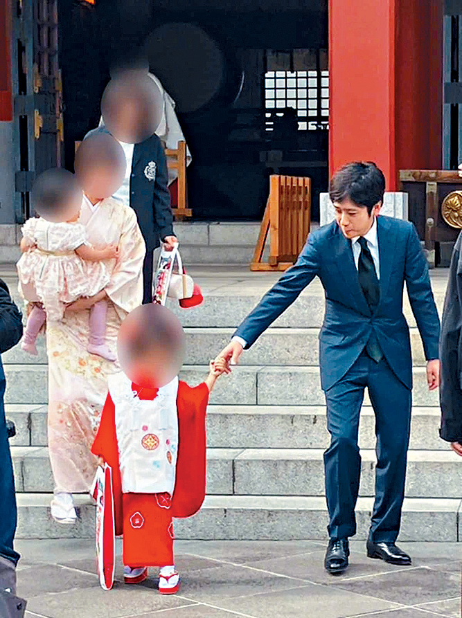 二宮和也一家四口參拜神社被偷拍，他為妻女被拍怒極大罵傳媒。