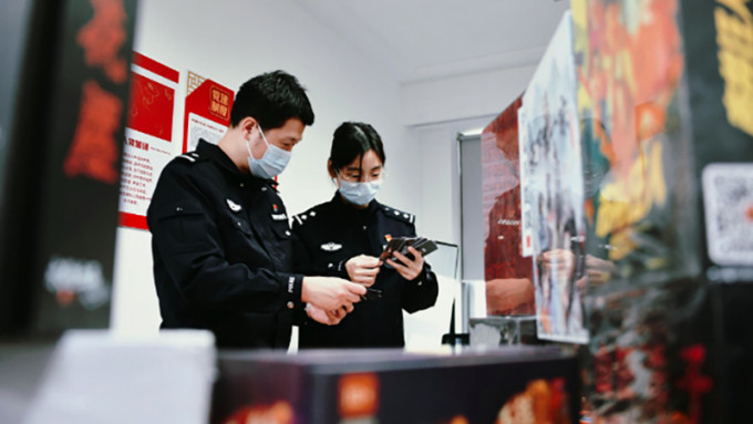 上海警方侦破全国首例侵犯剧本杀著作权案，检获8万多盒盗版货。微博图