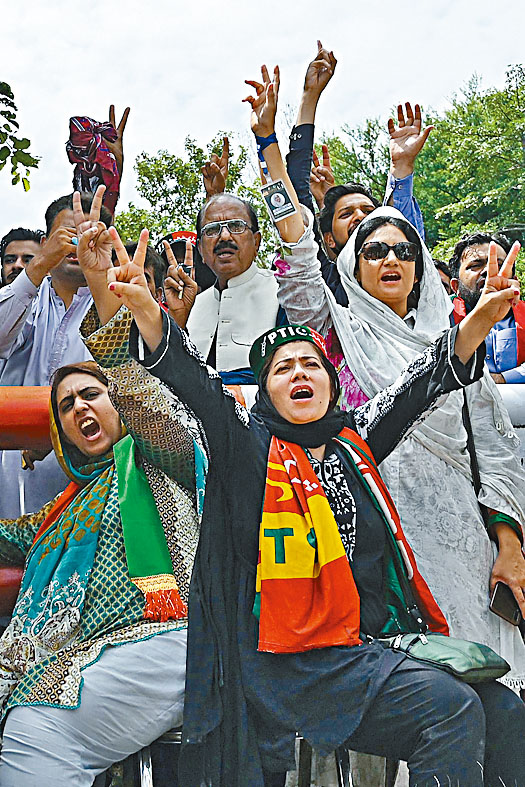 巴國前總理伊姆蘭汗支持者周一在其住處外聚集。