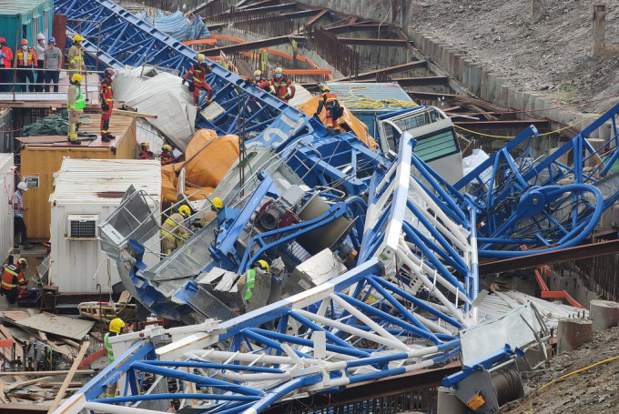 勞工處表示發表去年9月7日在秀茂坪安達臣道導致3死天秤倒塌意外的調查工作。資料圖片