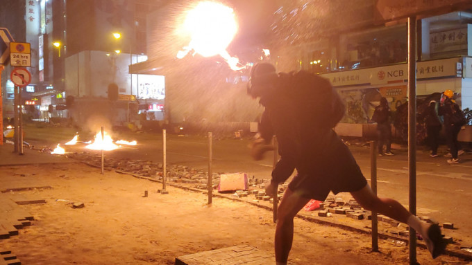 反修例事件期间，多区示威者投掷汽油弹纵火。 资料图片