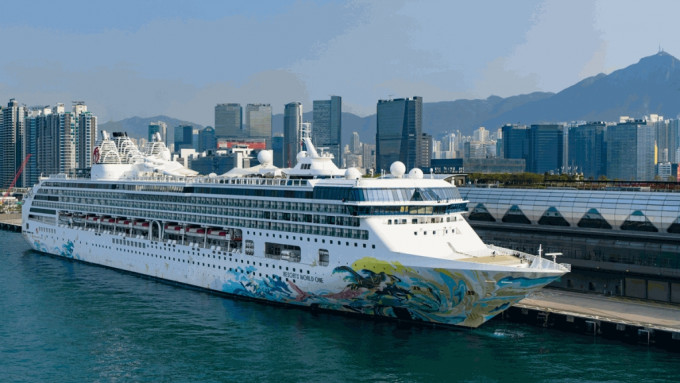 「名胜世界壹号」停泊于启德邮轮码头，是全面复常后首艘长期以香港为母港的国际邮轮。