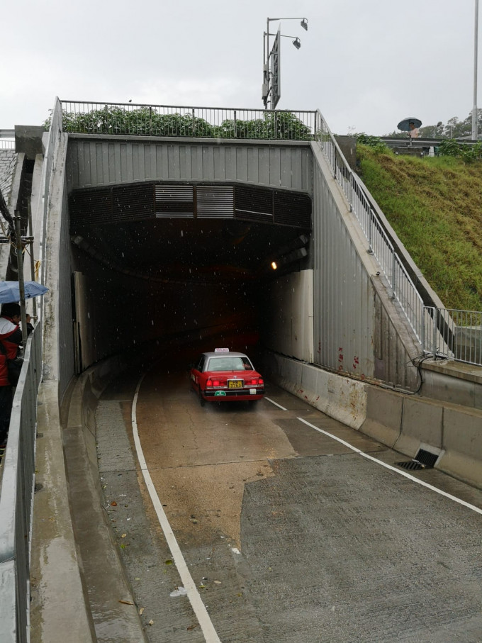 紅磡溫思勞街行車隧道往觀塘曾經一部水浸兩尺， 水漬已退卻。 梁國峰攝