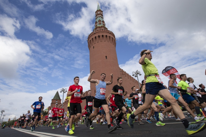 俄羅斯首都莫斯科在疫情下，舉行年度半馬拉松賽事。AP圖