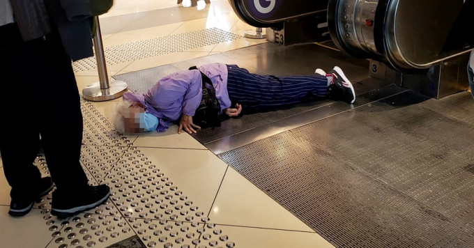 一名老婦於商場扶手梯跌倒，途人拍照放上網捱批。FB圖片