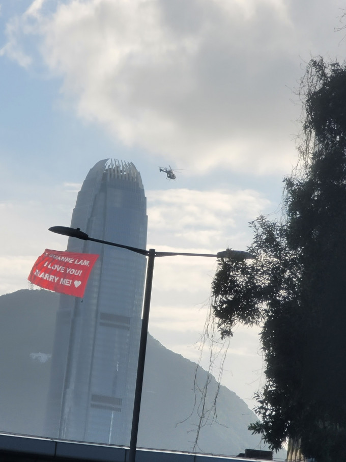 直升機懸着巨型橫額。網民Jeff Ng圖片