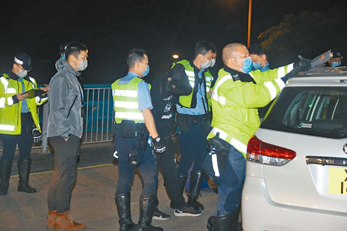 涉案男子被蒙头押返七人车搜查。