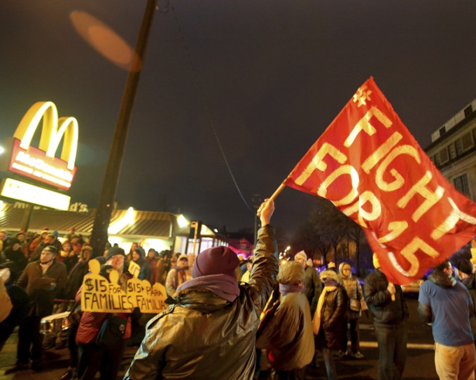帮麦当劳女员工出头的劳工权利组织Fight for $15，过去曾点名批评麦当劳薪金低zd1AP