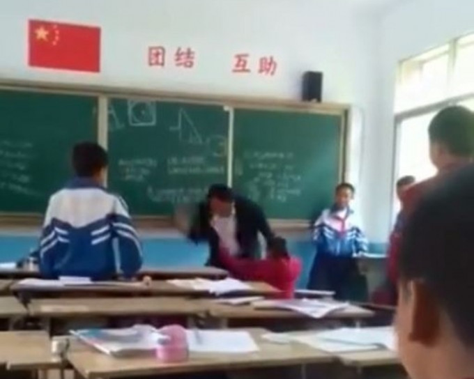 贵州茨冲小学教师用藤条疯狂抽打学生。网图