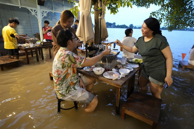 泰國有餐廳將洪患轉為商機，高朋滿座。AP圖片