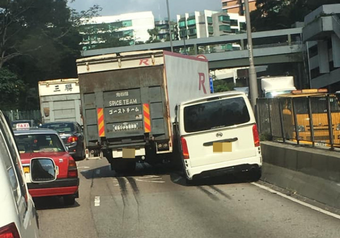 相撞後，客貨車被夾在密斗貨車與鐵欄之間。  香港交通突發報料區FB/網民蕭宏堅圖