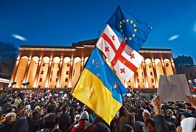 大批示威者周三在格魯吉亞國會外抗議「外國代理人」法案，有人揮動烏克蘭、格魯吉亞和歐盟旗幟 。