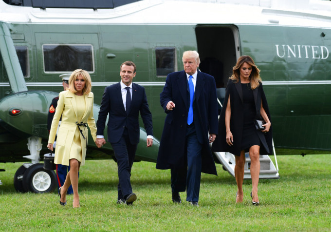 马克龙夫妇与特朗普夫妇在白宫草坪。AP图片