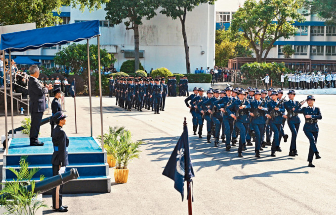香港警察學院昨日共有25名見習督察及96名學警畢業。