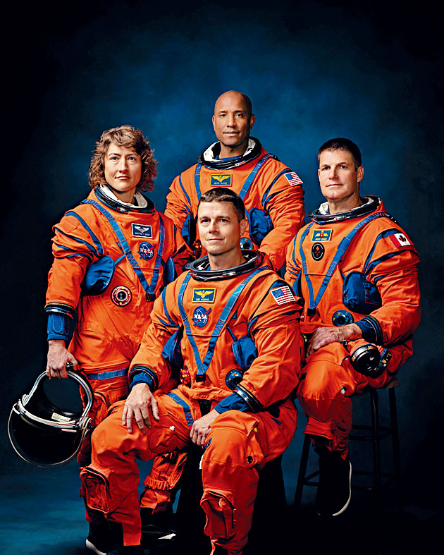 「阿提米斯2号」4名太空人怀斯曼（前）、科克（左）、格洛韦尔（后）和汉森。